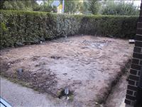23/8: N�sta moment var plintarna. F�rst borrades h�len och sedan fylldes de med betong.