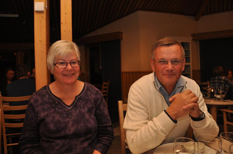 Dags f�r middag. Det b�rjade med Storulv�ns r�dingsoppa med l�jromsgranit�. Till detta Fetzer chardonnay/voignier.