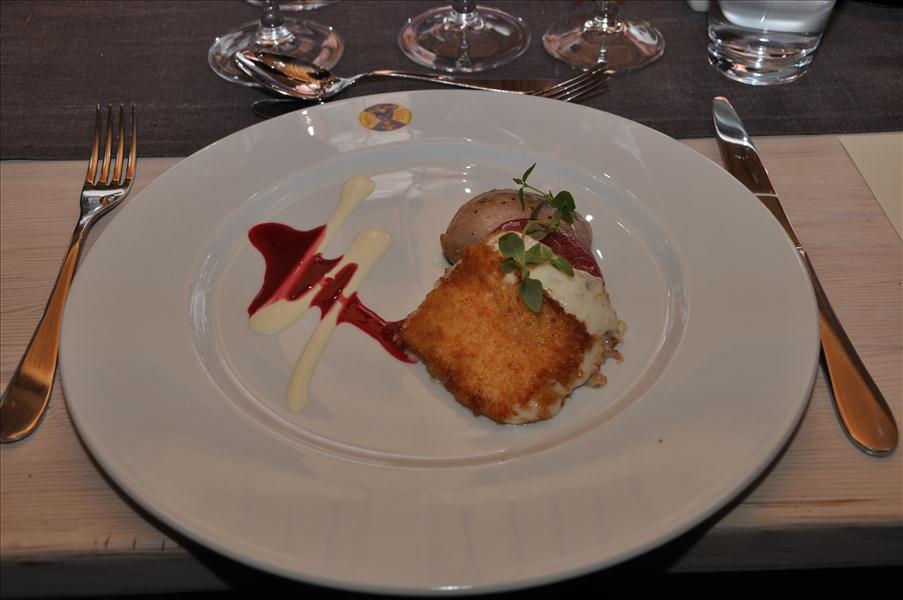 Den andra huvudr�tten skulle vara stekt getost med ugnsbakad polkabeta serverad med varmr�kt r�ding och syrlig dressing. Men som synes saknades r�dingen. Till detta serverades Allesverloren Tinta Barocca.
