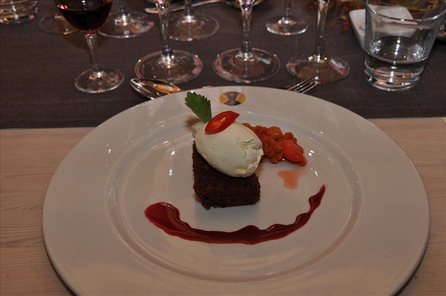 Efterr�tten var chokladkaka med r�dbetor och chili serverad med hjortron- och jorgubbssalsa samt vispad gr�dde. Till det drack vi Chateau de Beaulon 10 Ruby.