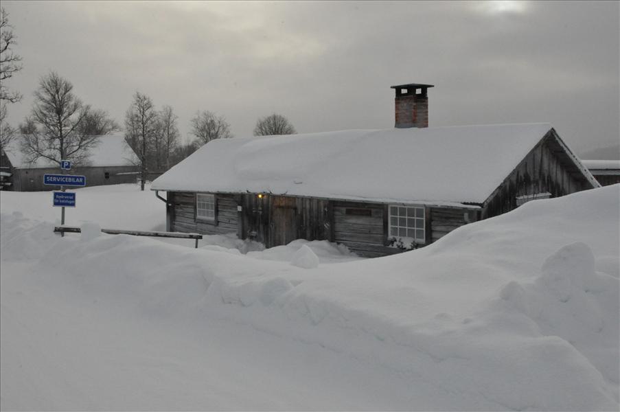 Smedjan (f�rr) eller bakstugan (nu)