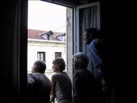 Stor dramatik ig�r kv�ll i huset p� andra sidan gatan - �vergivna kattungar...