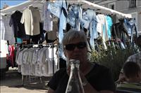 Efter lite letande hittade vi ett lunchst�lle mitt ibland marknadsst�nden p� stora torget