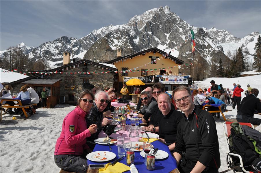 Mont Blanc (Monte Bianco) i bakgrunden