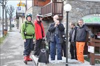 Samling utanf�r hotellet, hotel Triolet