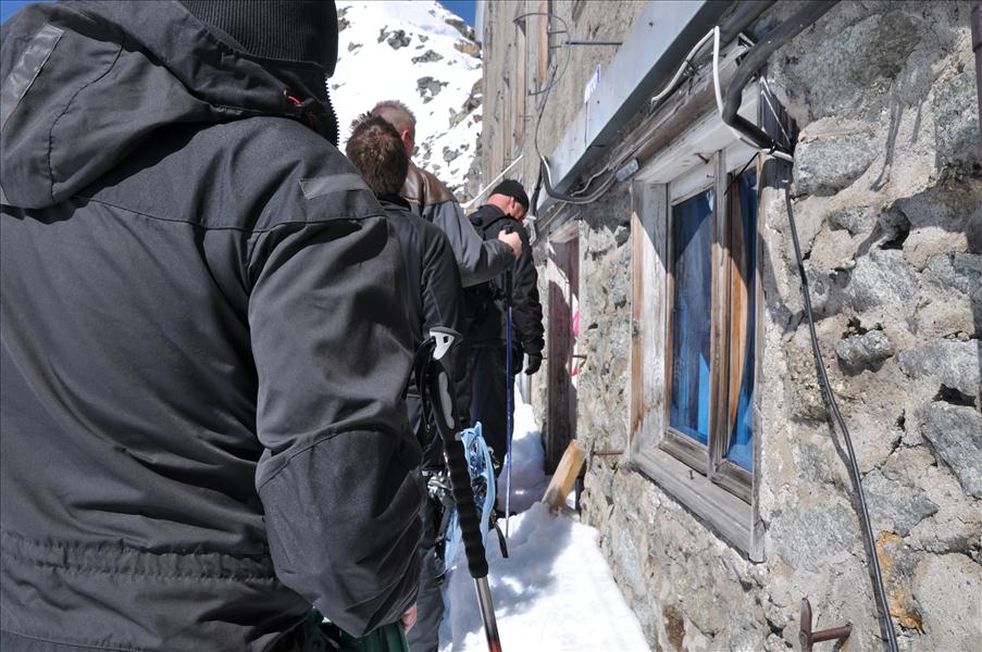 Fr�n �vre delen p� Rifugio Torino till restaurangen ledde en l�ng och allt brantare trappa som t�kt och delvis nedspr�ngd i berget. Det h�r �r �ppningen som man m�ste kl�ttra ned i.