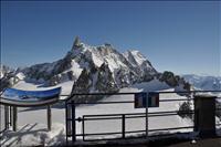 Nu �r vi h�gst upp p� Helbronner, 3462 m.�.h., p� taket till bergsstationen. Gr�nsen mella Frankrike och Italien g�r tv�rs �ver taket.