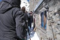 Fr�n �vre delen p� Rifugio Torino till restaurangen ledde en l�ng och allt brantare trappa som t�kt och delvis nedspr�ngd i berget. Det h�r �r �ppningen som man m�ste kl�ttra ned i.