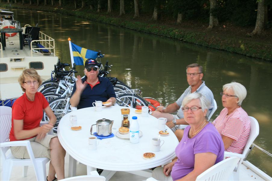 Fyrverkeriet skulle br�nnas av kl. 22.30, s� vi hade tid med fikapaus och middag innan