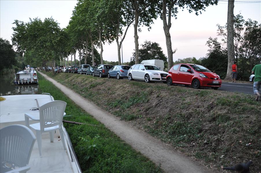 Bilar �r parkerade p� b�da sidor om v�gen s� l�ngt man kan se