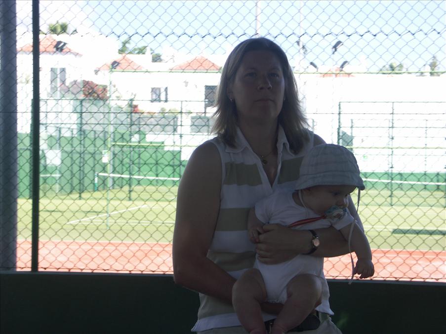 Mia f�rs�ker h�lla Pontus lugn(are)
