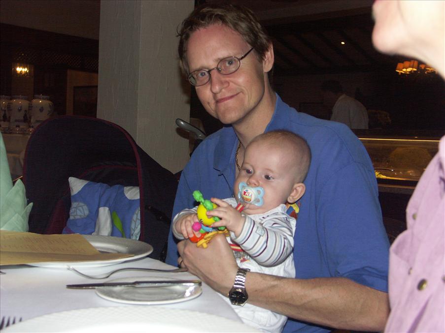 Middagsdags. Man kan lugnt s�ga att det �r dynamiskt vid v�rt bord. H�r sitter fortfarande Matte och Pontus vid bordet.