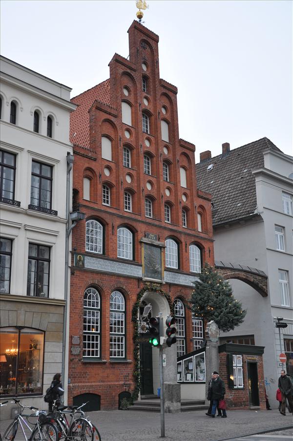 Skepparhuset med restaurang, men vi �t i r�dhusk�llaren