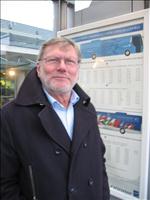 H�r v�ntar vi p� bussen som ska ta oss till j�rnv�gsstationen i stan.
