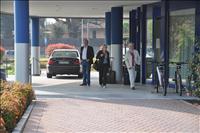 Vi v�ntar p� shuttle som ska ta oss tillbaka till Malpensa