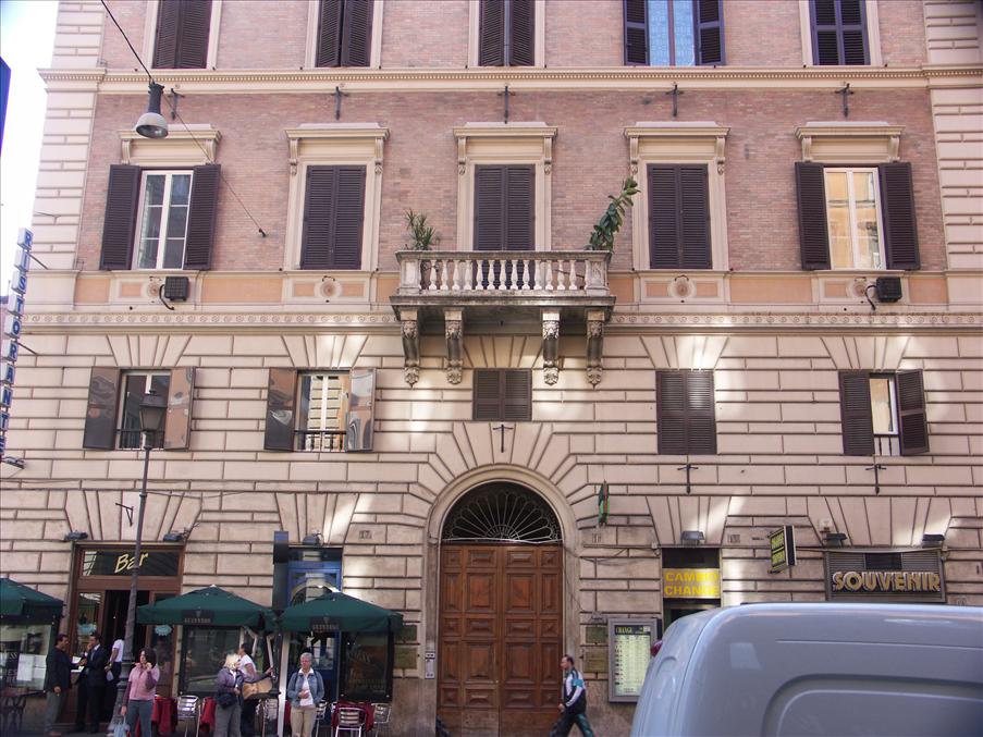Hotellet fr�n Via Nazionale. Gudrun och Pelle har rummet l�ngst till h�ger