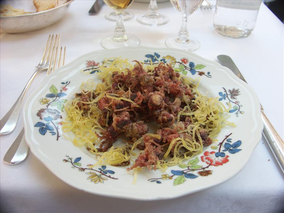 ...och fritterade minibl�ckfiskar...