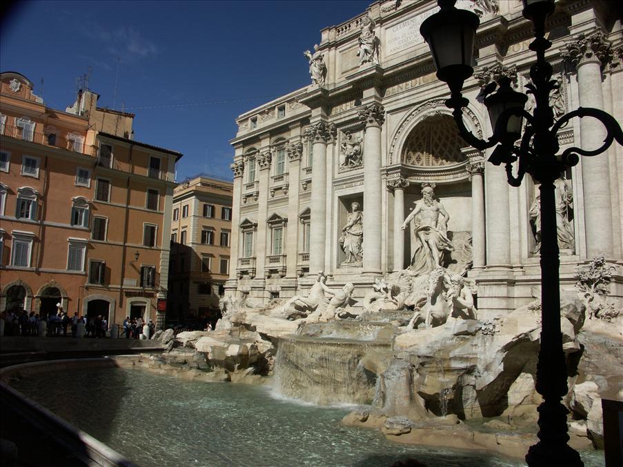 Fontana di Trevi i dagsljus