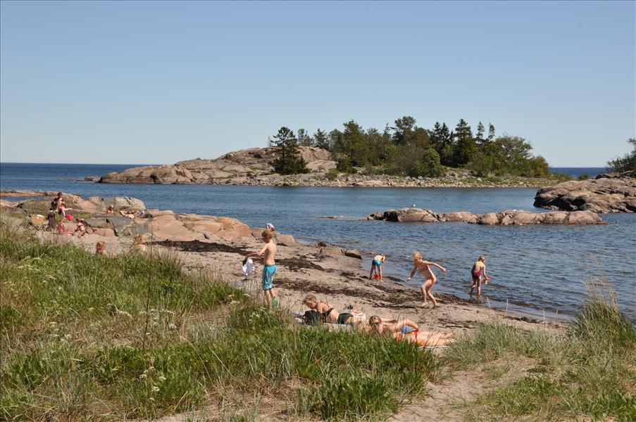 Nu har vi kommit till Fj�llboholmarna och h�r badar man lite f�rsiktigt. Vi stannar inte.