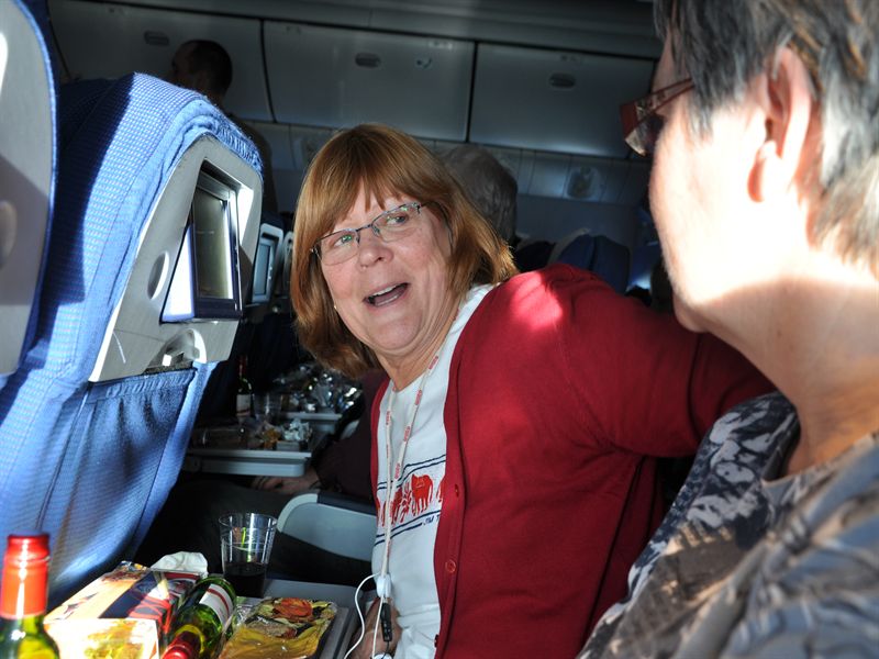 Nu �r vi p� v�g fr�n Amsterdam till Lima - 13 timmar... En flygplanslunch med vin g�r resan lite kortare...