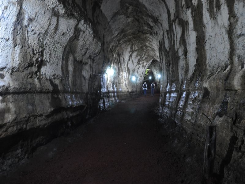 Tunneln �r c:a 600 m l�ng, men har delvist raserats av jordb�vningar s� man kan g� ungef�r 200 m in i den