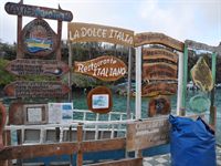 Stan h�r p� Santa Cruz, Ayora Port, �r inte s�rskilt stor, men det finns n�gra aff�rer d�r