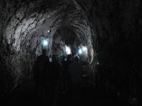 Tunneln ser byggd ut men �r ett resultat av en het lavastr�m. Det enda som inte �r naturligt �r den elektriska belysningen.