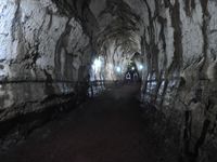 Tunneln �r c:a 600 m l�ng, men har delvist raserats av jordb�vningar s� man kan g� ungef�r 200 m in i den