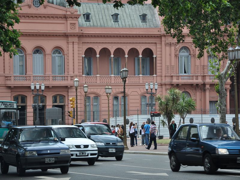Vid Mayotorget, p� balkongen till v�nster har Eva Peron, Madonna och Maradona st�tt