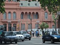 Vid Mayotorget, p� balkongen till v�nster har Eva Peron, Madonna och Maradona st�tt