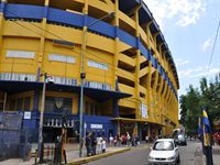 ...som �r Boca Jr:s hemmaarena. N�r man skulla best�mma klubbf�rgerna kunde man inte enas s� man kom �verens om att anta de f�rger som den f�rsta b�t hade som skulle anl�nda till Buenos Aires. Den var svensk.