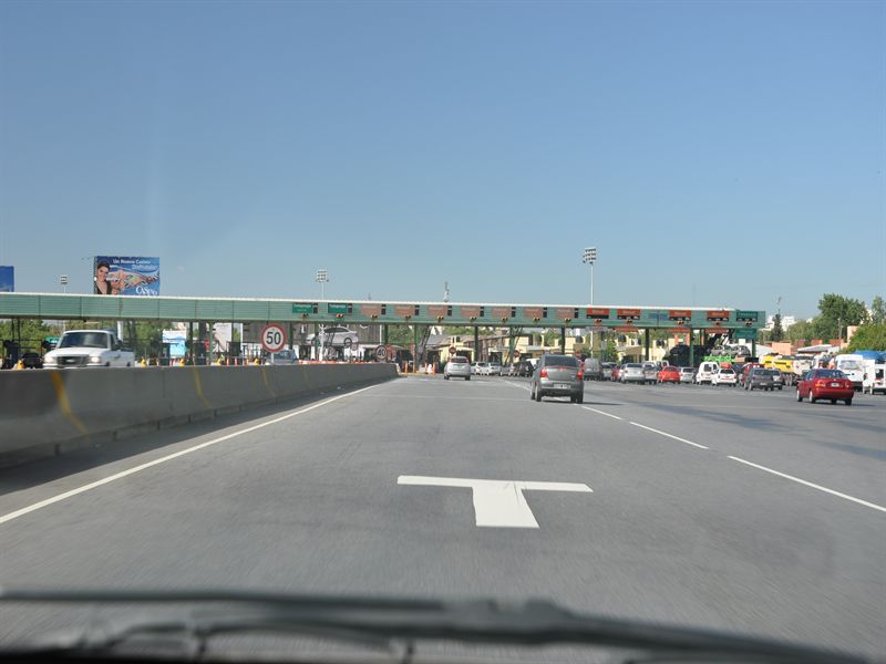 Nu �r vi p� v�g till en estancia c:a 10 mil fr�n Buenos Aires. Flera av v�gstr�ckorna var betalmotorv�gar.