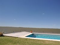 Sj�ns vatten �r alldeles brund, medan poolens �r desto b�ttre