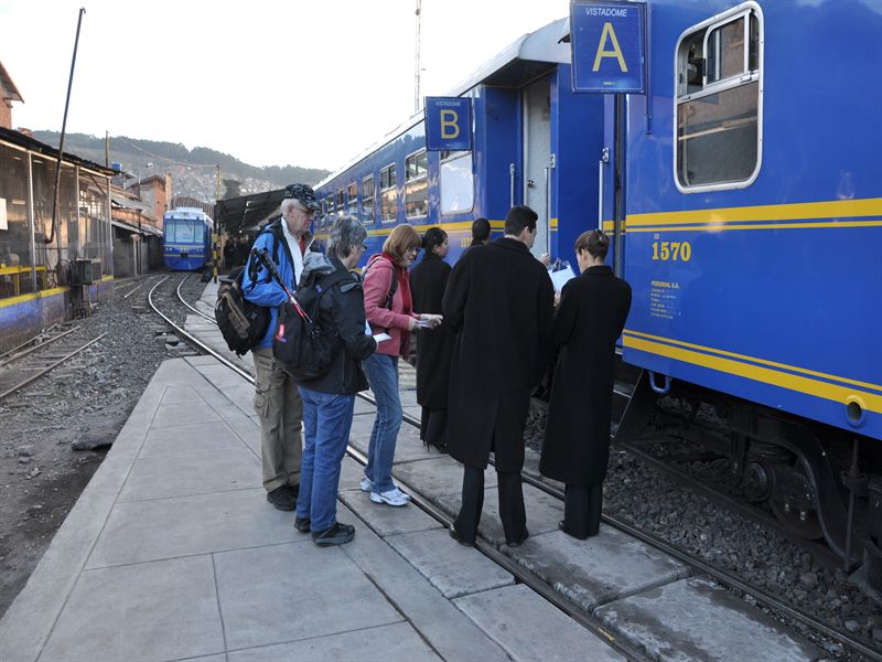 P� t�get har man t�gv�rdar- och v�rdinnor som tar hand om passagerarna