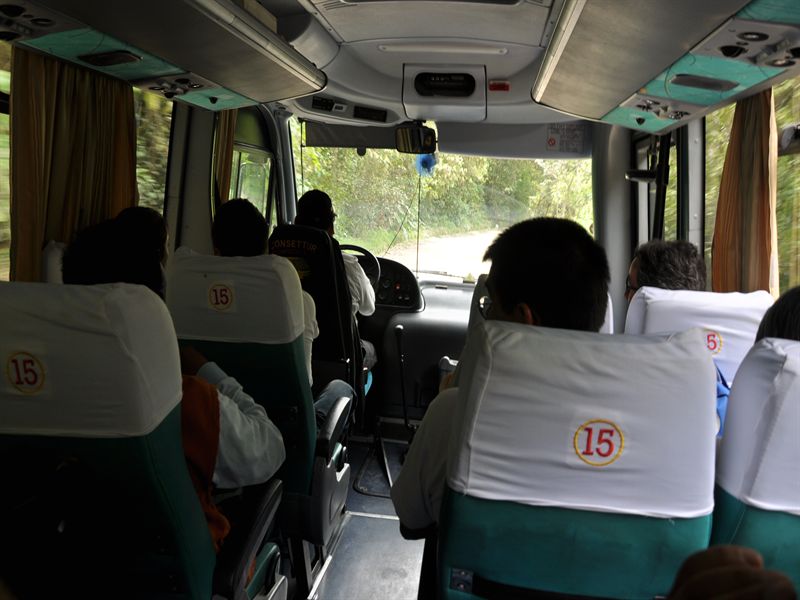 Fr�n taget �kte vi buss upp till Mach Picchu p� en slingrand v�g med j�ttedjupa diken