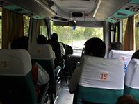 Fr�n taget �kte vi buss upp till Mach Picchu p� en slingrand v�g med j�ttedjupa diken