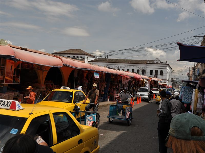 Utsidan av marknaden i Otavalo