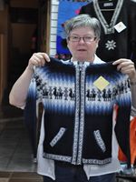 Eva kollar in alpackakofta i indianaff�r
