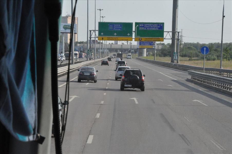 Vi �ker p� den yttre ringleden fr�n Sheremetyevo i nordv�st till hotell Vega i �ster.