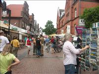 G�gatan i Eckernf�rde. Margareta k�per vykort - �r vi eller de hemma f�rst?