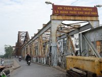 Denna bro över Röda floden bombades ofta på dagtid under Vietnamkriget. På nätterna lagades den eftersom den var den enda länken till landsbygen på andra sidan floden.