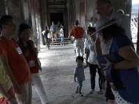 Detta är centrum i Angkor Wat och därför universums centrum. Därför tar många en bild med kameran på golvet och riktad uppåt, medan alla lutar sig lite framåt över kameran.