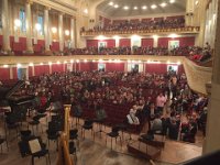 Publiken samlas inför konserten med Symfoni nr 1 av  Gustav Mahler  och pianokonsert nr 3 av  Sergej Prokofjev