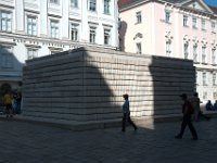 Ett monument över de 65.000 judar som mördades av nazisterna - känt som  Nameless Library